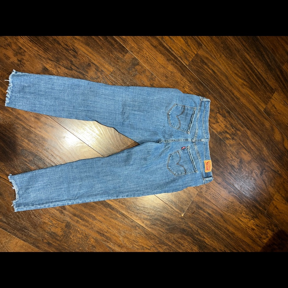 Women’s Distressed Levi Strauss cropped ankle jeans - Picture 3 of 3